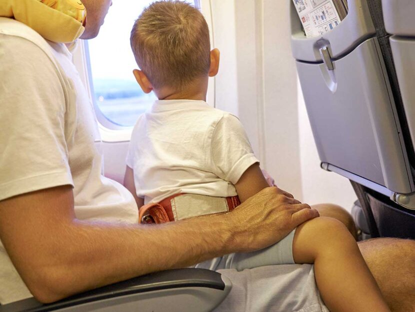 Bambino in aereo