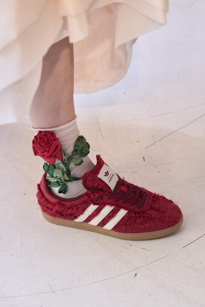 tendenza scarpe autunno 2025 sneakers rosse