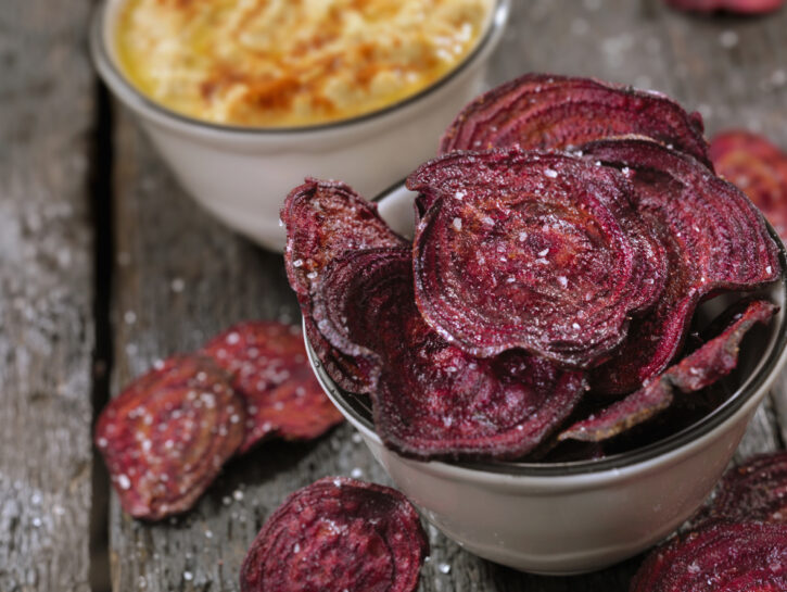Chips di barbabietola e patate dolci al forno con salsa allo yogurt