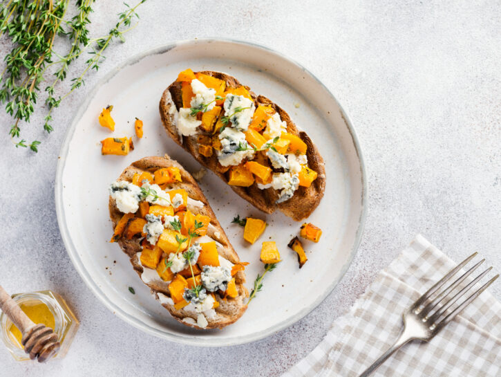 Crostini con crema di zucca e gorgonzola