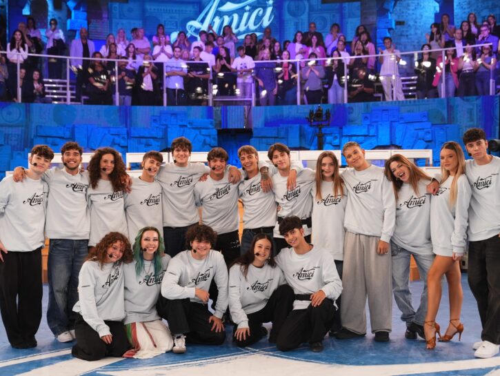 Amici 25: cast, allievi, professori e ospiti da Simona Ventura a Geppi Cucciari. Le anticipazioni del programma di Maria de Filippi
