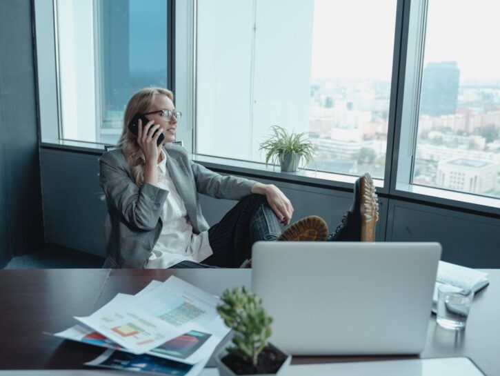 Bando all'Hustle culture. È tempo di rilassarsi... anche sul lavoro