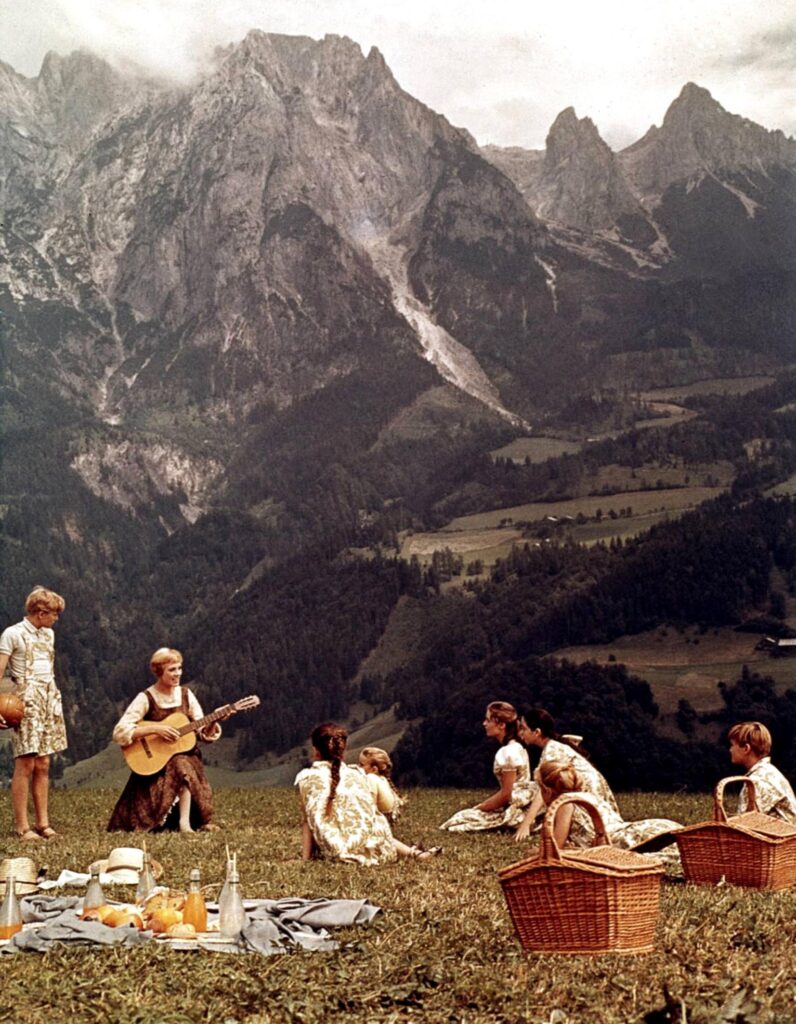 Julie Andrews in una scena di Tutti insieme appassionatamente. Foto IPA