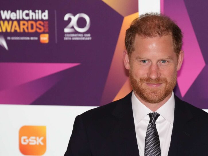 Harry torna a Windsor per onorare Elisabetta II, ma resta il gelo con William