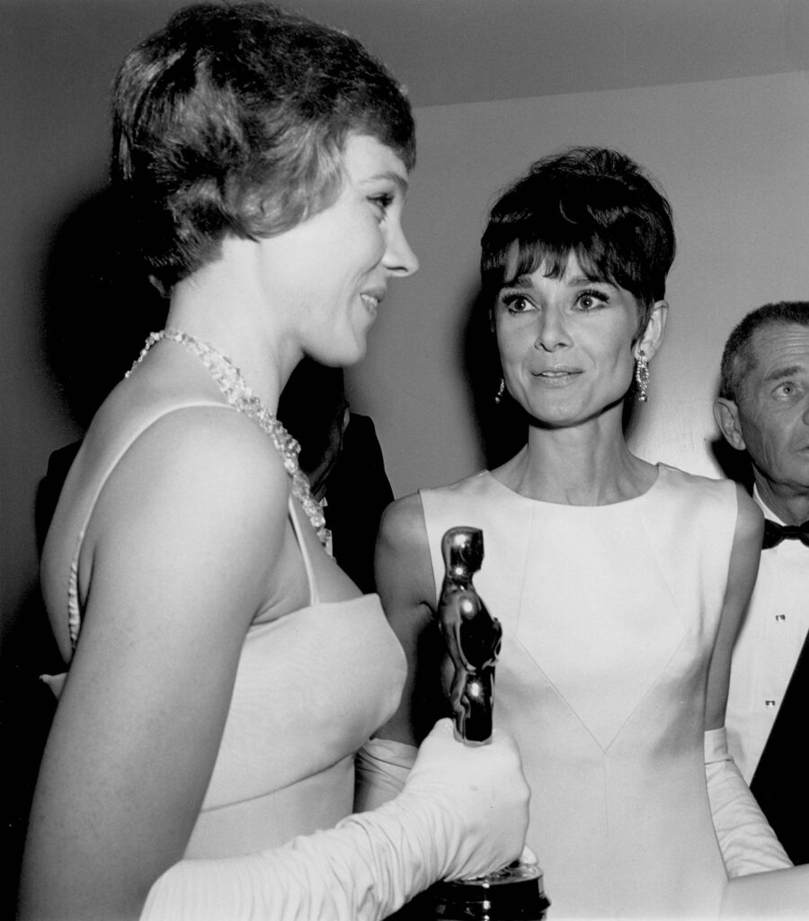 Julie Andrews vince l'Oscar come miglior attrice protagonista per Mary Poppins. Accanto Audrey Hepburn. Foto IPA. L'attrice compie 90 anni