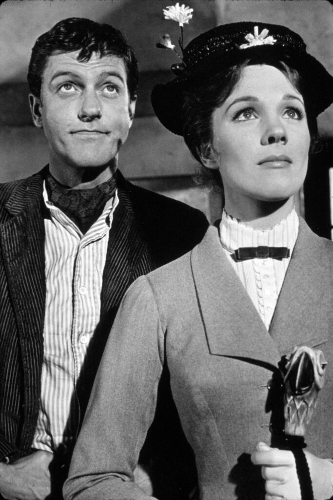 Dick Van Dyke aka Bert e Julie Andrews in una scena di Mary Poppins. Foto IPA