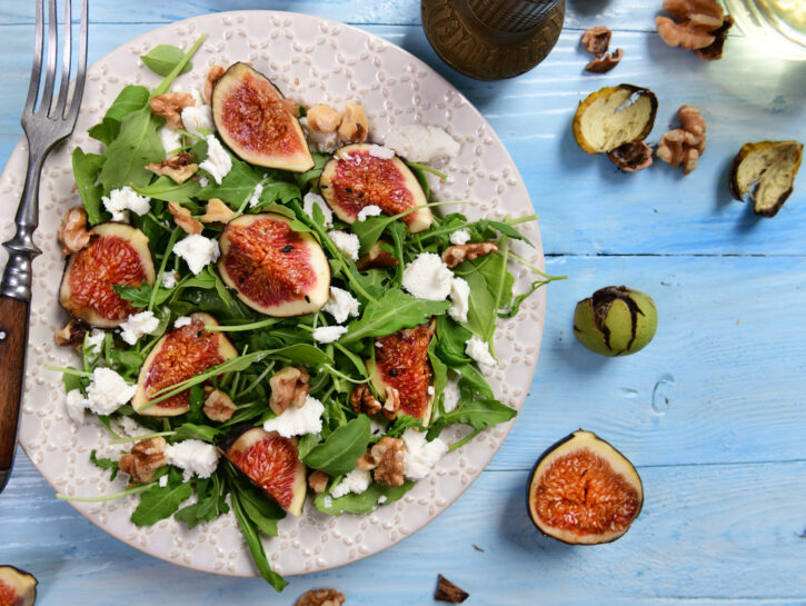 Insalata di farro con feta, fichi, rucola e mandorle