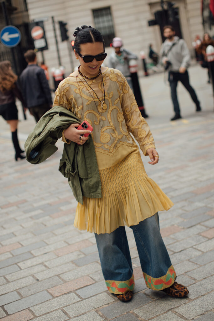 come abbinare i jeans ai vestiti tendenze moda autunno 2025
