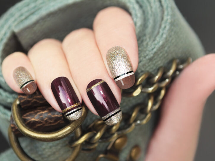 La manicure a righe è la più divertente dell'autunno