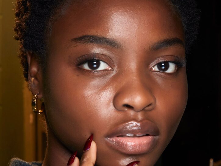 La manicure più elegante dell'autunno è la burgundy french