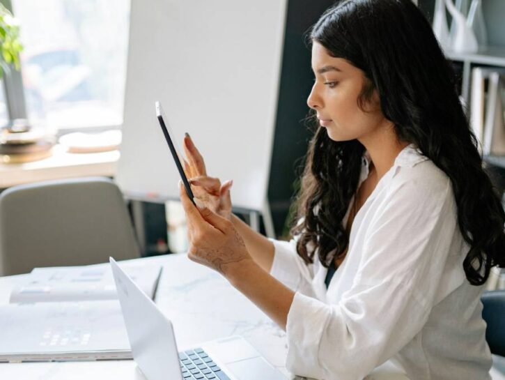 Ritorno in ufficio, attenta allo strabismo da smartphone e pc