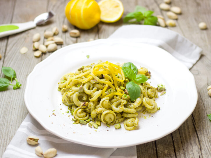 Pasta al pesto di pistacchi, basilico e ricotta
