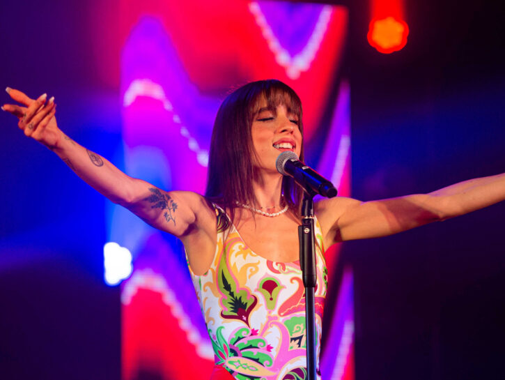Angelina Mango torna a cantare al concerto di Olly dopo lo stop per problemi di salute. Cosa ha avuto e cosa è successo