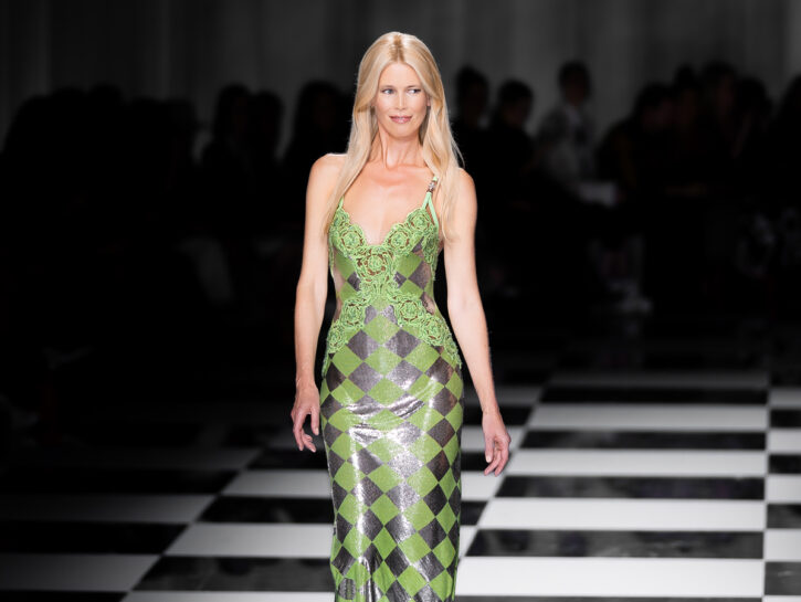 Claudia Schiffer rivela il suo segreto per gambe stupende: prova il cold plunge