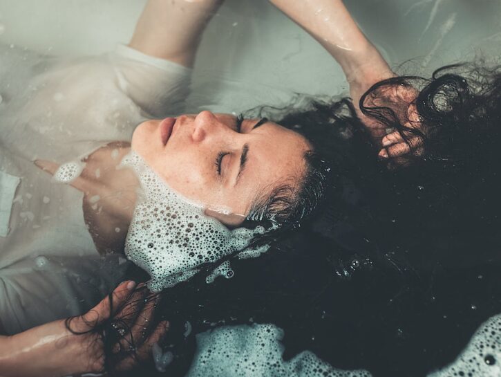 Capelli rovinati, le soluzioni per affrontare l'autunno