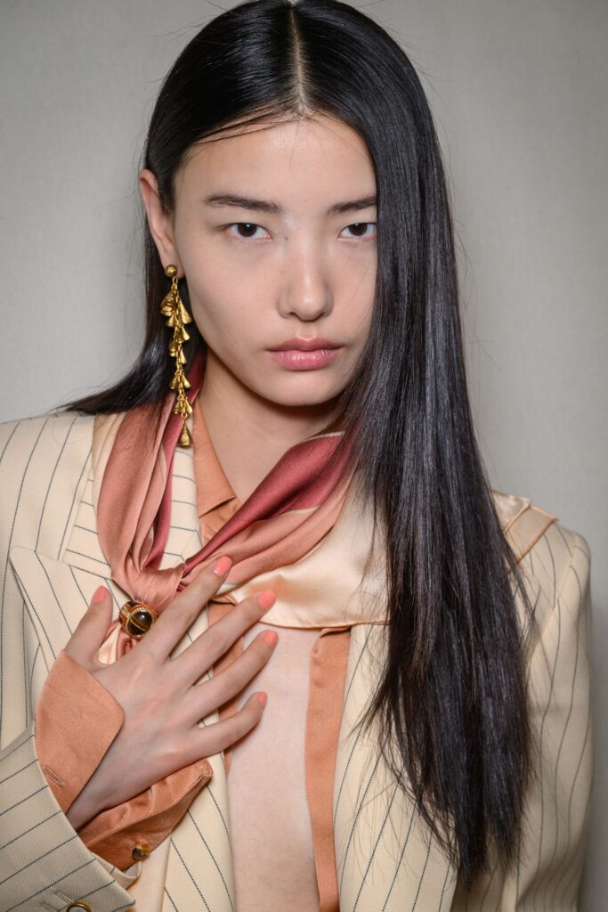 modella con capelli lunghi