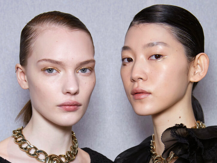 Dona luce al tuo sguardo con il chrome eyeliner