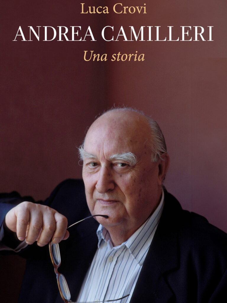 Una storia (Salani) è la prima biografia ufficiale di Andrea Camilleri. Firmata da Luca Crovi con la collaborazione del Fondo Camilleri, è un ritratto appassionato della vita multiforme del grande narratore siciliano di cui il 6 settembre 2025 si celebrano i 100 anni dalla nascita.