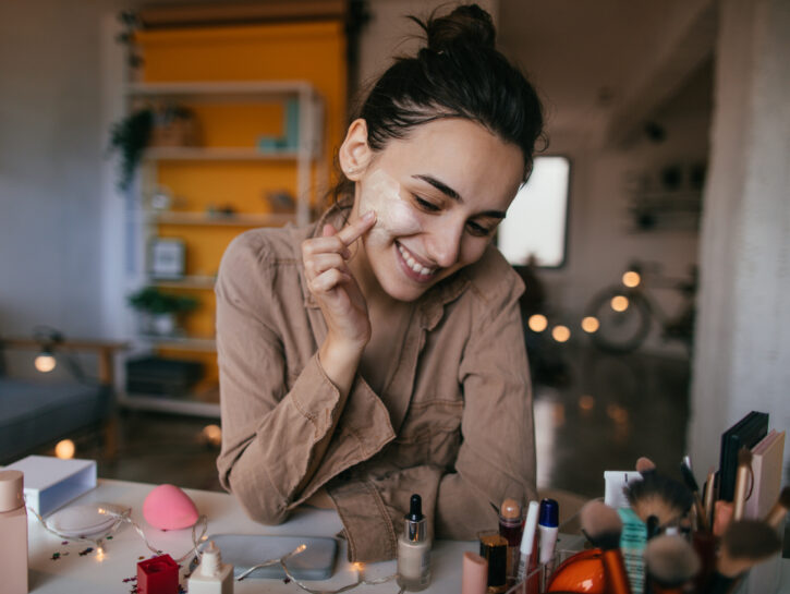 Dal primo trucco alla pelle matura: il fondotinta ideale per ogni fase della vita