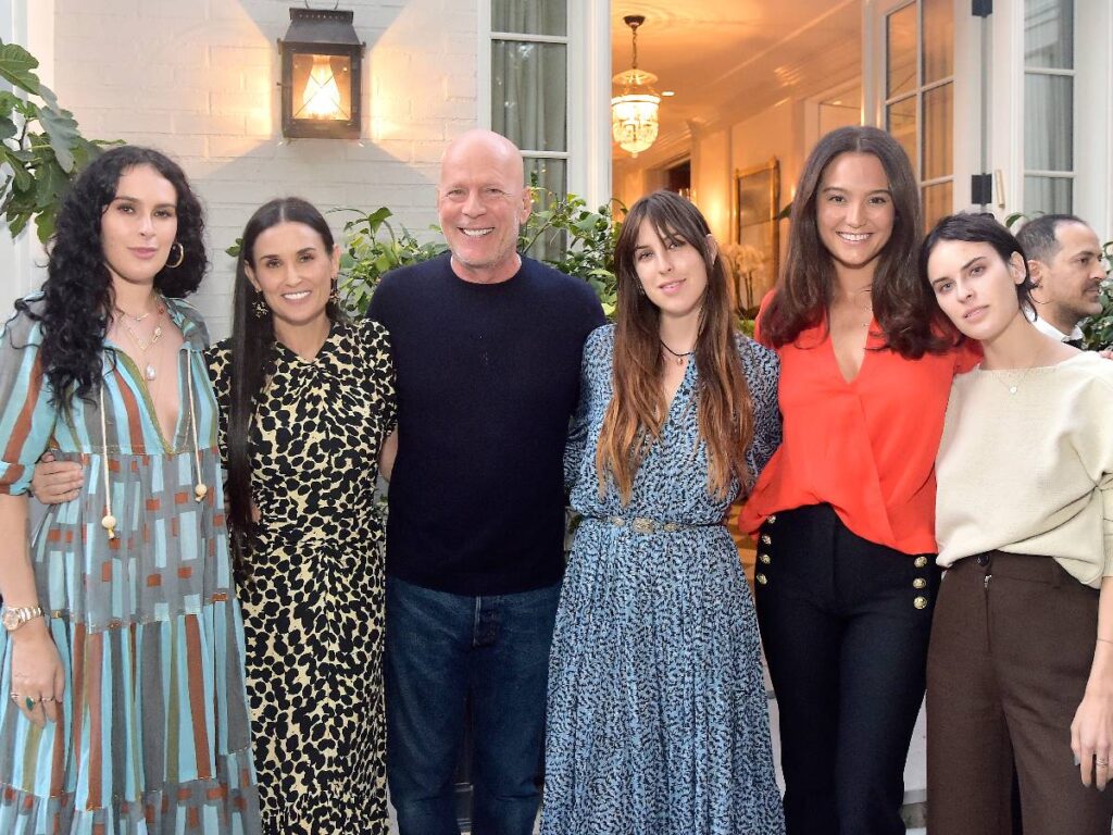 caregiver: Bruce Willis insieme alla prima moglie Demi Moore e alle loro tre figlie e all'attuale moglie Emma Heming