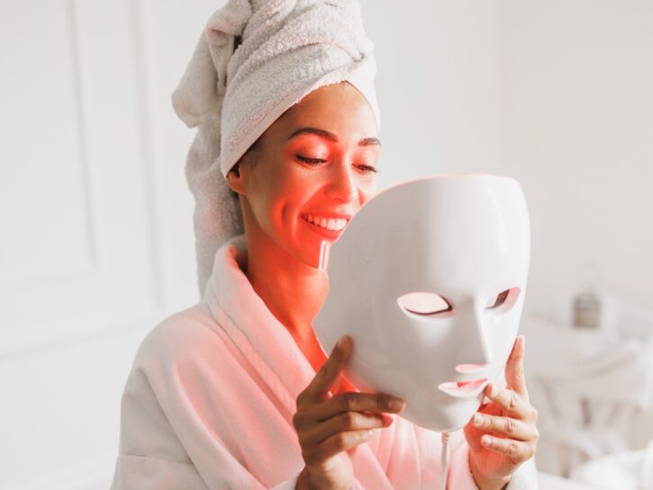 Maschera led per il viso, e la terapia della luce diventa domiciliare