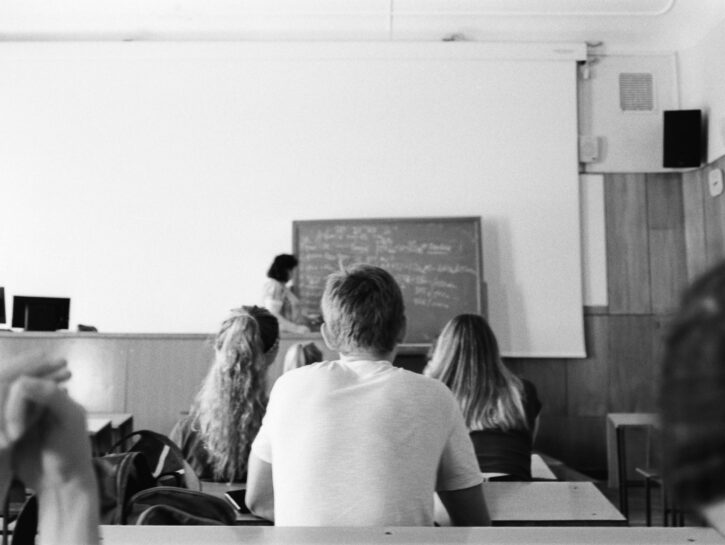 Smartphone vietati in classe: educare costa troppo