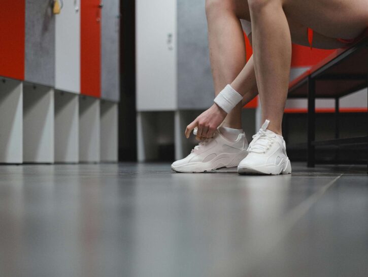 Le istruzioni per spiare le donne nei camerini e negli spogliatoi delle palestre condivisi sui siti sessisti