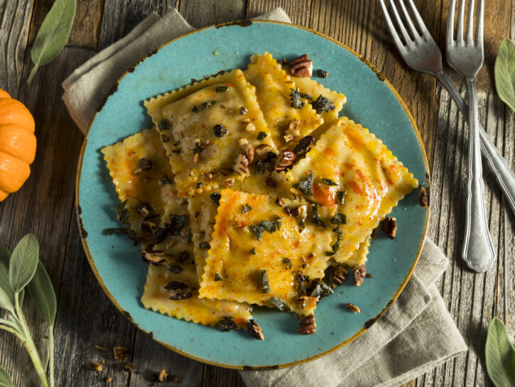 Ravioli di ricotta e spinaci con crema di zucca e salvia
