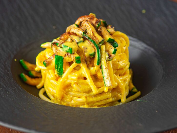 Spaghetti integrali alla carbonara di zucchine