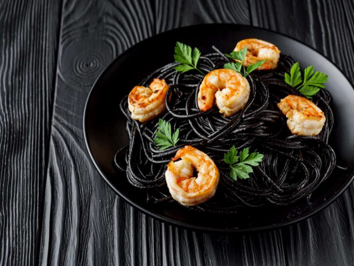 Tagliolini al nero di seppia con gamberi e lime