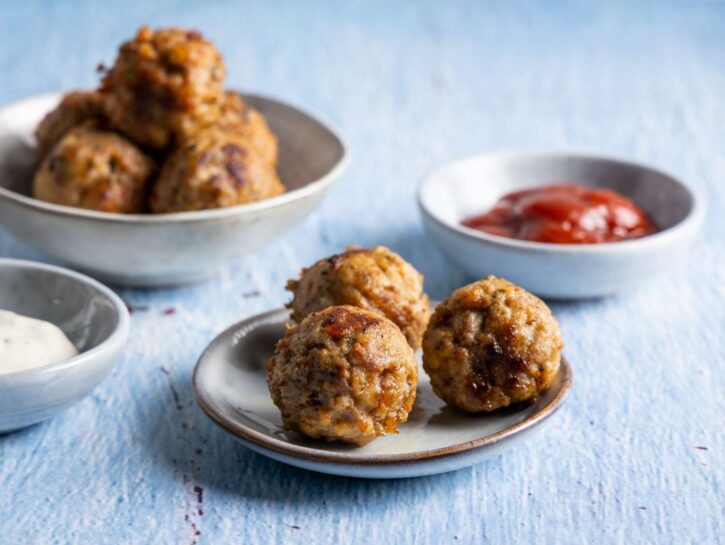 Polpette di lenticchie rosse e patate dolci con insalata di cavolo viola