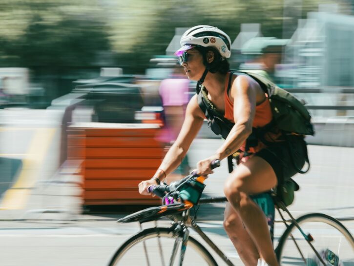 Pedalare in sicurezza: i consigli di chi difende i ciclisti per professione (e passione)