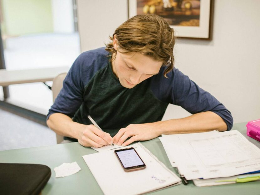 ragazzo con smartphone a scuola