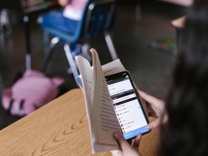 Niente smartphone a scuola: come funziona concretamente
