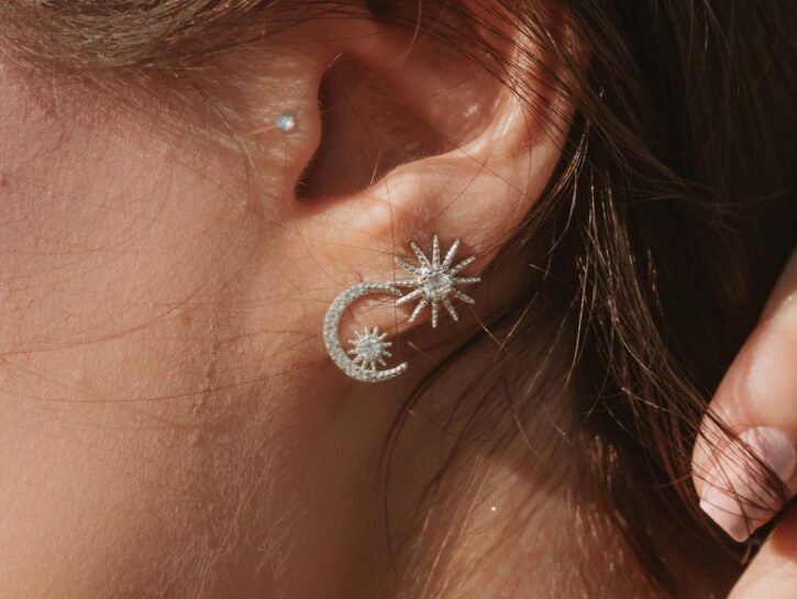 Il fascino del trago piercing, che unisce grinta ed eleganza