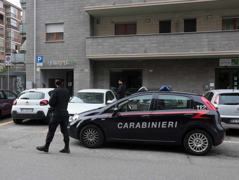 I carabinieri davanti all'abitazione della famiglia Pompa a Collegno