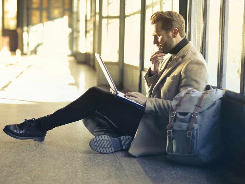 Uomo al pc durante un viaggio di lavoro
