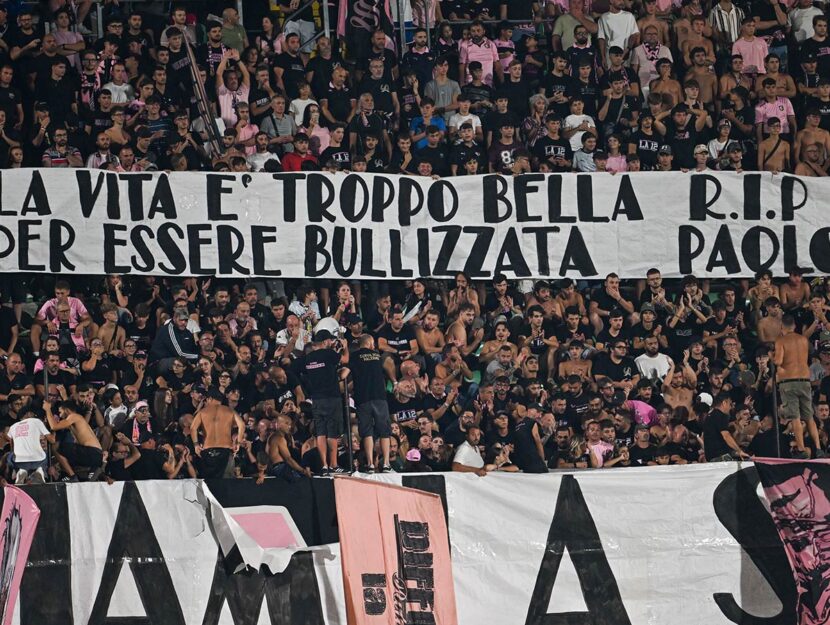 Striscione allo stadio in memoria di Paolo Mendico