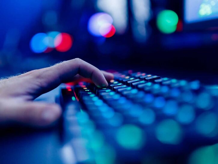 Video di donne uccise creati con l'intelligenza artificiale: YouTube chiude Woman Shot AI