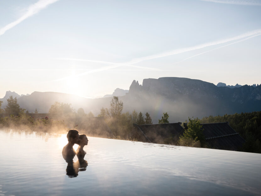 Infinity pool panoramica con vista sulle Dolomiti.