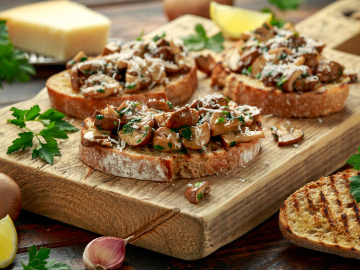Bruschette con funghi porcini trifolati