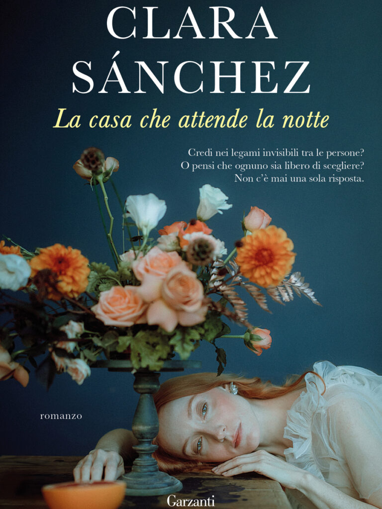 La casa che attende la notte (Garzanti) è il nuovo bestseller di Clara Sánchez, presentato in anteprima a Pordenonelegge. L’autrice spagnola, 70 anni, insegnante, ha vinto il Premio Nadal per Il profumo delle foglie di limone (2010) e il Premio Planeta per Le cose che sai di me (2013).