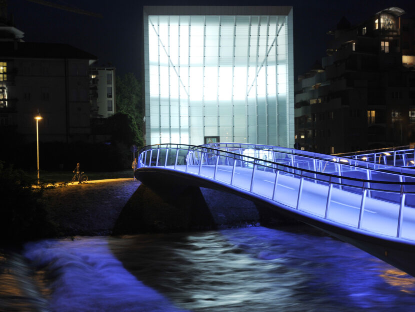 La facciata laterale del Museion, struttura in vetro, acciaio e cemento, rivolta verso il fiume Isar