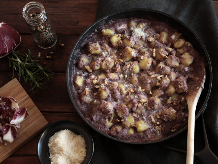 Gnocchi di patate con crema di taleggio e radicchio