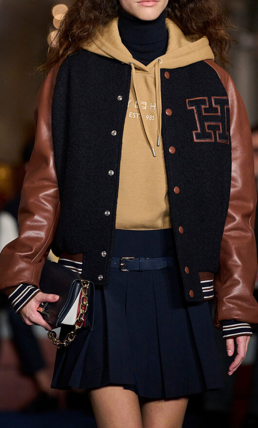 Sai perché la varsity jacket si chiama così? Scoprilo in 5 look per abbinarla subito