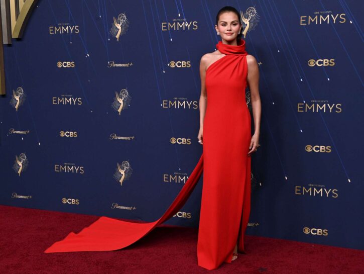 Manicure intensa ed elegante? Prova il marrone come Selena Gomez