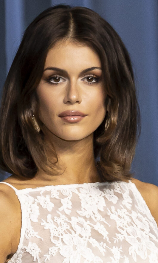 Il caschetto anni Novanta di Kaya Gerber per un look da top model