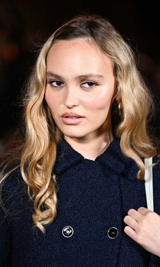 Tired girl, il trucco che trasforma l'effetto stanchezza in una nuova tendenza beauty