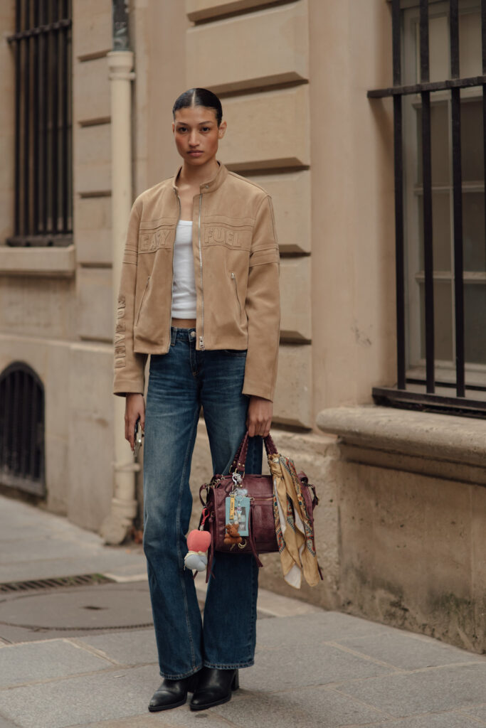 come indossare i jeans a sigaretta tendenza denim moda autunno 2025