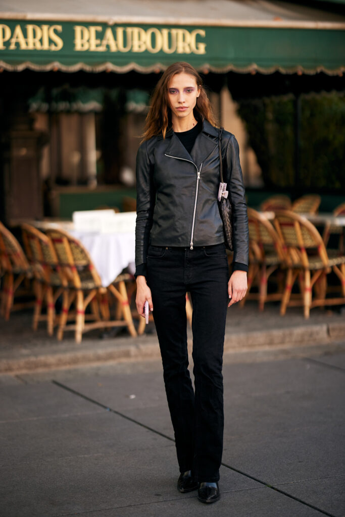 come indossare i jeans a sigaretta tendenza denim moda autunno 2025